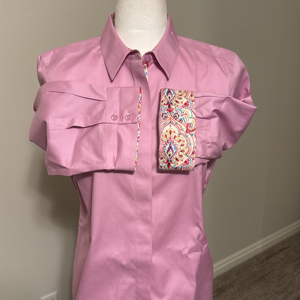CHICOS Size0. 3/4 sleeve top coordinating print on cuffs and button tab